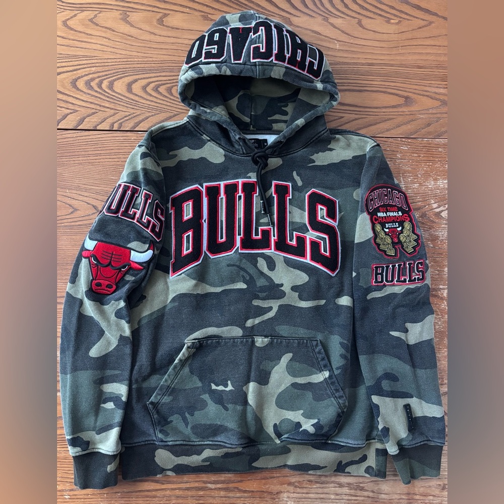 Men’s Chicago Bulls Pro Standard Camo Hoodie - Picture 3 of 7
